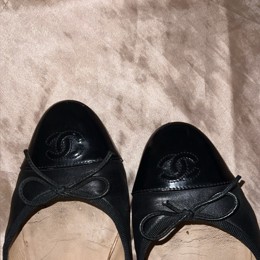 CHANEL Black Flats Timeless Elegance